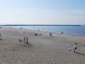 稲毛海岸の白い砂浜で楽しむ人々