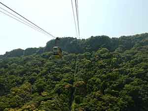 向かい側からやってきてすれ違う鋸山ロープウェー