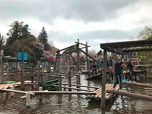 清水公園の水上アスレチックコースで遊ぶ女性