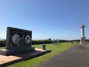 刑部岬の灯台と沖縄飯岡友好交流記念碑