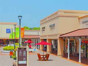 カラフルな酒々井プレミアムアウトレット入口