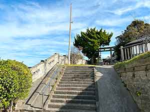 鳥居が見える八幡岬入口の階段