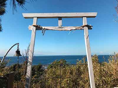 霊峰富士遥拝所の鳥居から望む海