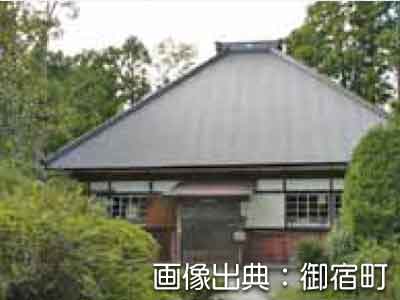 ひっそりと立つ長慶寺の堂