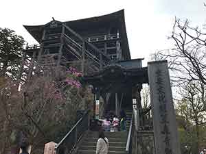 笠森観音の本堂の階段を登っているこども