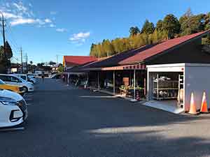 道の駅ながらの店舗と駐車場