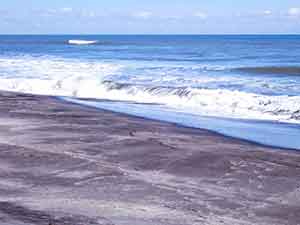 一宮海岸のビーチと九十九里浜の荒波