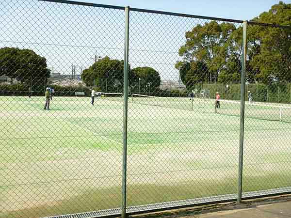 人工芝がきれいなテニスコート